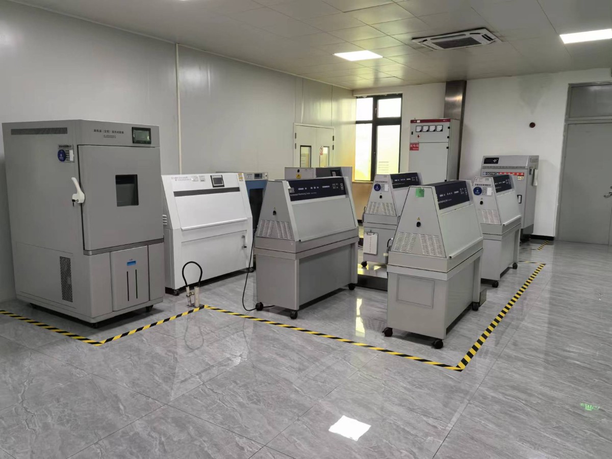 測(cè)試設(shè)備（QUV老化試驗(yàn)機(jī)，基布吊帶強(qiáng)力機(jī)，高低溫箱試驗(yàn)機(jī)）